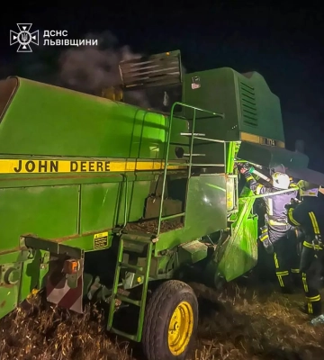 На Львівщині у полі  загорівся комбайн «JOHN DEERE»