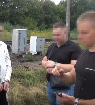 Правоохранители задержали поджигателей отделения "Укрпочты" и релейных шкафов УЗ