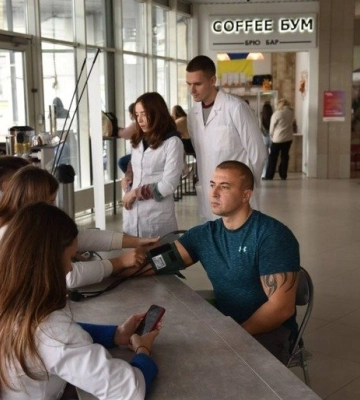 До Всесвітнього дня боротьби з інсультом у Полтаві провели символічну акцію