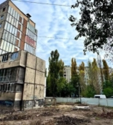 В Одесі відновлюють будинок, пошкоджений внаслідок дронової атаки