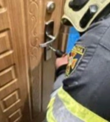 У Радивилові рятувальники відкривали двері квартири з хворою жінкою