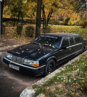 Раритет из 90-х: в Киеве заметили уникальный лимузин Volvo 