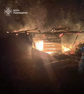На Львівщині згоріла господарська будівля, однак вдалось врятувати 3 будинки та 2 гаражі