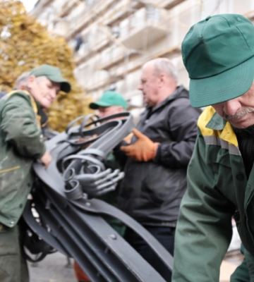 У Чернівцях на Кобилянській демонтували ковану скульптуру двірника