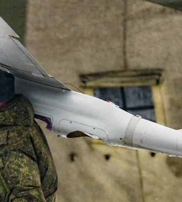 Російський дрон атакував Корабельний район Херсона, поранено людину — ОВА