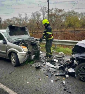Зранку біля Зарічова на Ужгородщині жорстко зіткнулися Ford Fusion та Škoda Superb (ФОТО)