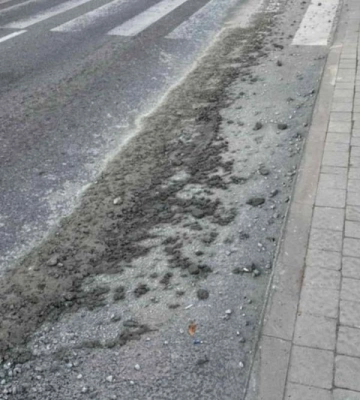 У Винниках бетонозмішувач залив дорогу бетонною сумішшю