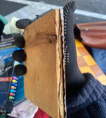 Закарпатські митники врятували ікону та старовинну книгу від вивезення за кордон