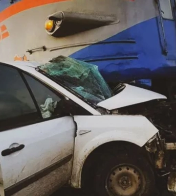 У Луцькому районі потяг зім’яв автівку, яка виїхала на колії