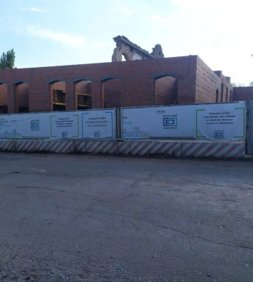В окупованому Маріуполі на місці зруйнованої старовинної школи зводять нову будівлю