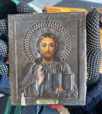 Закарпатські митники врятували ікону та старовинну книгу від вивезення за кордон