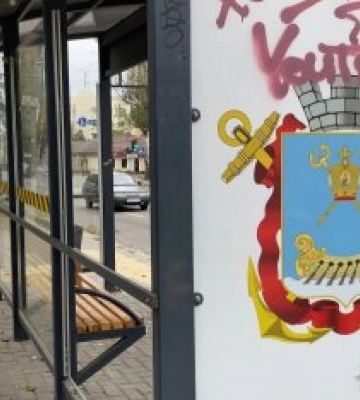 Поліцейські встановили неповнолітніх правопорушників які розбили скляний павільйон зупинки громадського транспорту