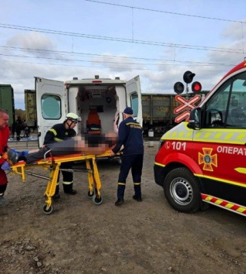 У Луцькому районі потяг зім’яв автівку, яка виїхала на колії