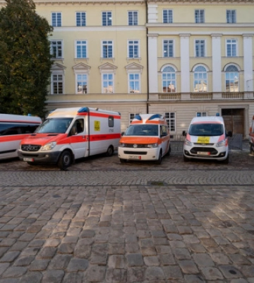 «Культурний конвой»: німецькі волонтери передали 10 карет швидкої допомоги