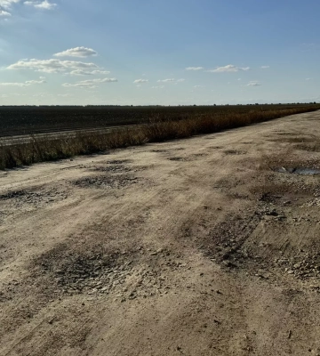 «Швидка відмовляється їхати», — жителі села біля Снігурівки просять відремонтувати дорогу