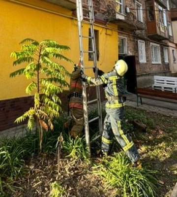 У Нововолинську рятувальники вдерлись до квартири і вклали жінку на диван 