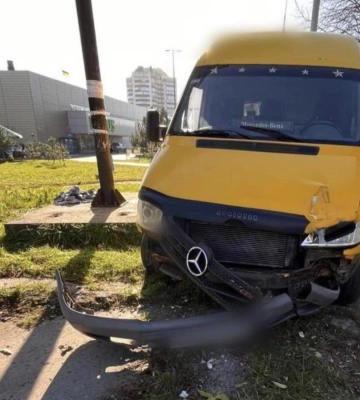 П’яний на мікробусі у Рівному мало не протаранив зупинку (ФОТО)