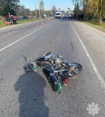 Є потерпілі: через ДТП перекрили рух автотрасою на Рівненщині