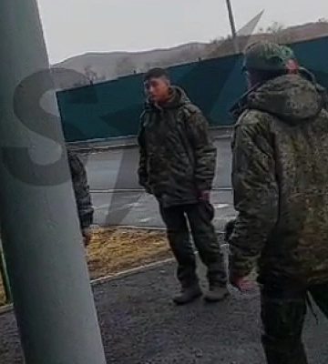«Приехали красавчики-союзники». Новое видео с, предположительно, военными КНДР в РФ опубликовали в Сети