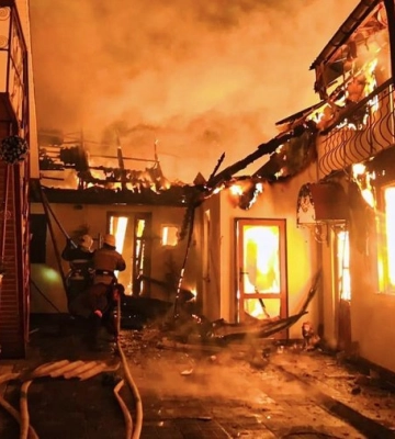 На Львівщині 13 рятувальників гасили пожежу в літній кухні
