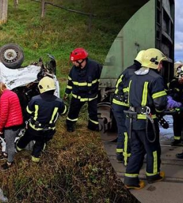 Под Луцком поезд врезался в авто: пострадали три человека, среди них ребенок