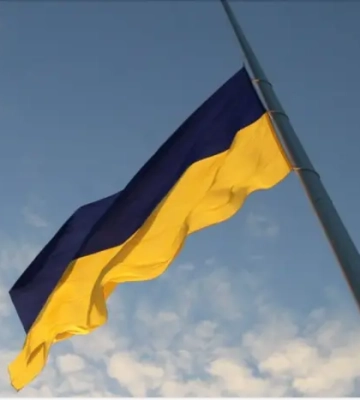 Через прогнозовану негоду в Києві приспущено головний прапор країни