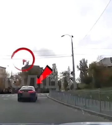 У Києві покарали водія ВMW, який проїхав перехрестя на червоний сигнал світлофора — відео