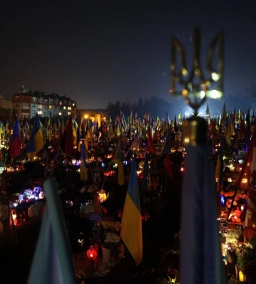 У Львові запалили сотні лампадок на могилах полеглих Героїв, - ФОТО