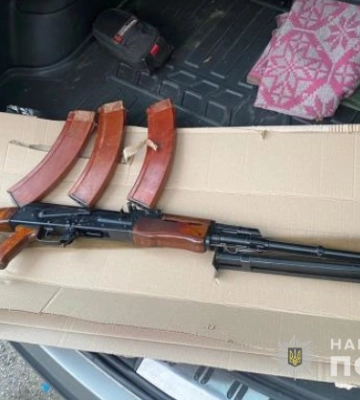 У Дніпрі двох чоловіків затримано за підозрою у збуті автоматичної вогнепальної зброї. ФОТО