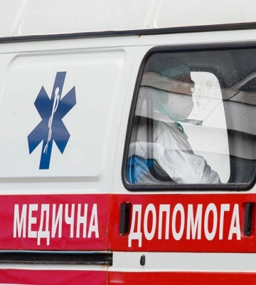 У лікарні померла дівчина, яка сьогодні потрапила під російський обстріл Херсона