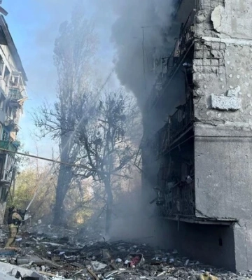 Росіяни вдарили по п&#039;ятиповерхівці у Мирнограді на Донеччині, є жертви