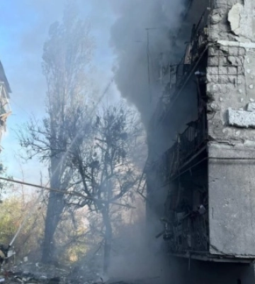 Росіяни скинули КАБ на п&#039;ятиповерхівку в Мирнограді - є загиблий, двоє поранених