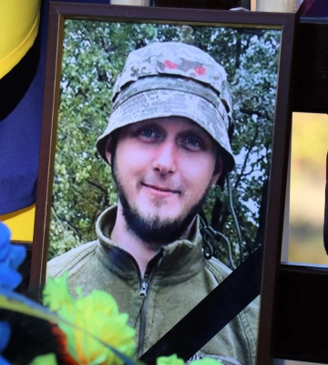 У Тростянці провели в останню путь полеглого захисника Олександра Кожушка