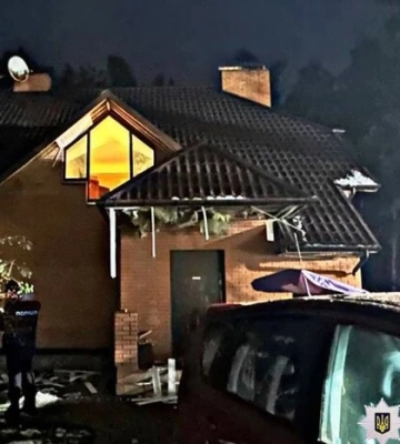  Росіяни вночі атакували Київ дронами  В одному з районів уламки пошкодили будинок ❗️ НОВИНИ