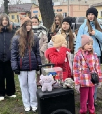 У центрі Рожища діти співали, щоб зібрати гроші для захисників. ФОТО
