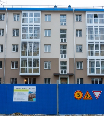 В одній із багатоповерхівок по вулиці Незалежної України тривають відновлювальні роботи після ворожого удару