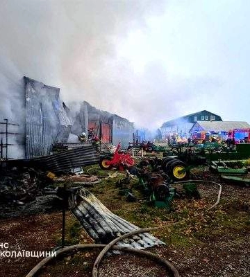 На Миколаївщині згорів склад та сільськогосподарська техніка