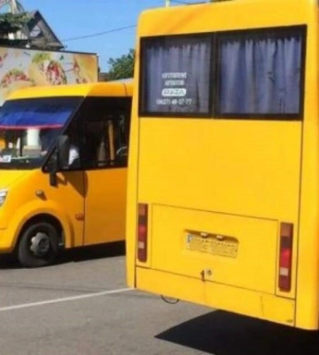 У Херсоні на маршрутку з пасажирами скинули вибухівку з дрона – є загиблі