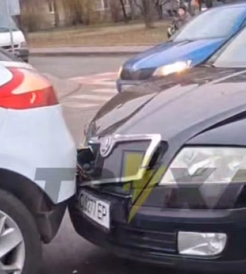У Луцьку біля «Порт Сіті» – тягучка через аварію (відео)