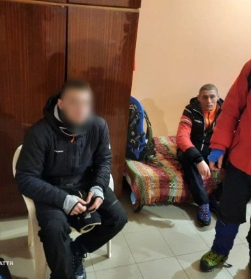 Зателефонував священнику: на Закарпатті врятували 19 річного волинянина, який заблукав у горах