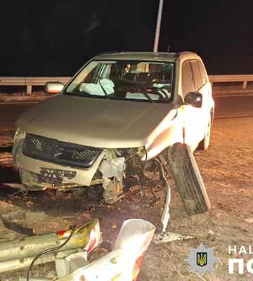 На Полтавщині 69-річний водій автомобіля врізався у відбійник: одна людина загинула, ще дві - травмовано