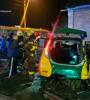 У Павлограді внаслідок зіткнення електромобіля і автобуса постраждали 3 людини, зокрема дитина