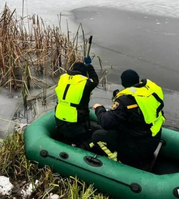 У Вінниці рятувальники дістали з водойми тіло потопельника
