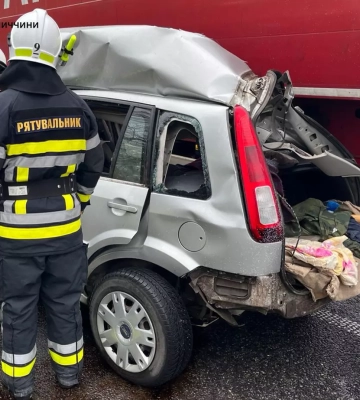 На Хмельниччині легковик заскочив під вантажівку, тіло водія діставали рятувальники