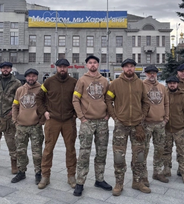 Українські військові вразили творця &quot;Гострих картузів&quot;, що той подарував їм основний символ серіалу