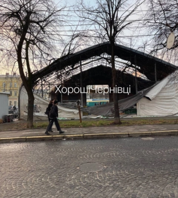 На Соборній площі у Чернівцях горіли намети міжнародної організації: що відомо про пожежу