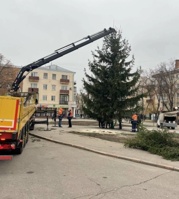На театральній площі почали встановлювати новорічну ялинку