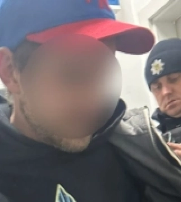 У Рівному затримали крадія шоколадок із наркотиками в кишені