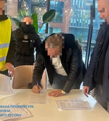 Допомагали ухилянтам: у Києві викрили працівника ТЦК і лікаря