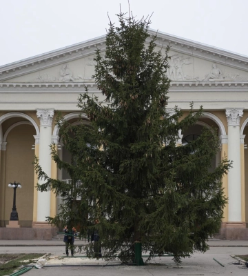 На театральній площі почали встановлювати новорічну ялинку